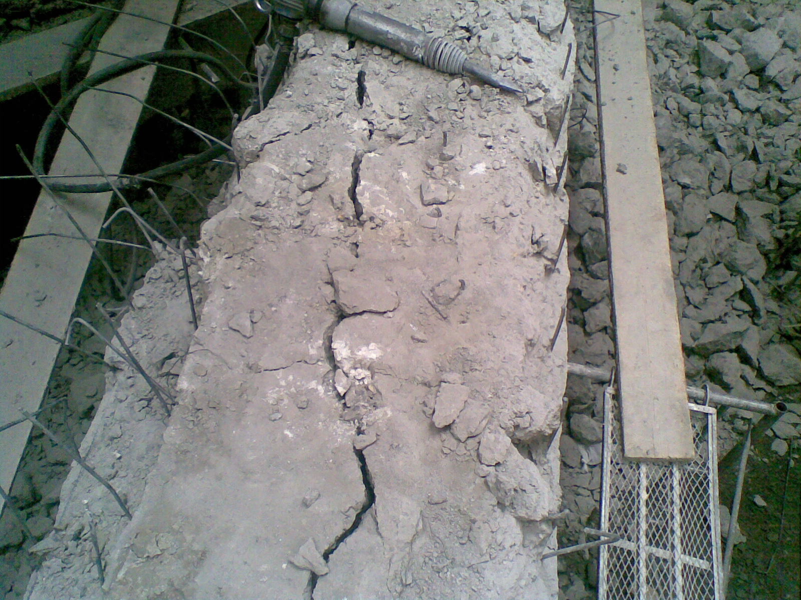 高效無(wú)聲破碎膨脹劑